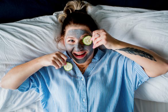 Iris op bed met een masker en komkommers als self-care