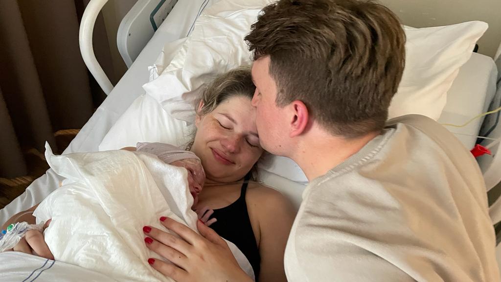 mijn bevalverhaal: eerste foto van Iris en Thomas met baby Thom in ziekenhuis bed